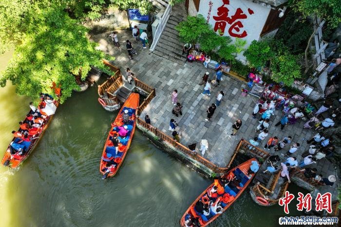 贵州龙宫风景名胜区暑期旅游热